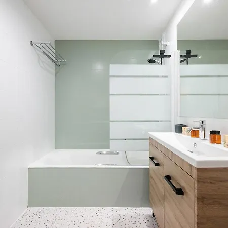 Le Marni Avec Parking Prive アパート マントン